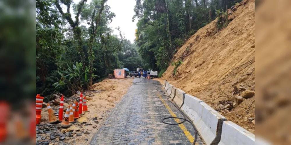 A rodovia estava interditada desde a manhã de domingo, após escorregamentos de terra atingirem o km 8