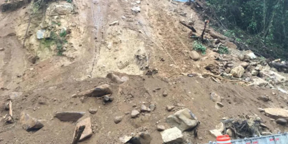 A rodovia é uma das rotas de ligação com o litoral do estado e foi bloqueada preventivamente