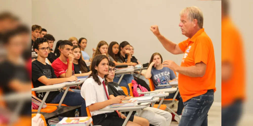 O curso possui seis meses de duração, com início das aulas em maio e o término no mês de novembro