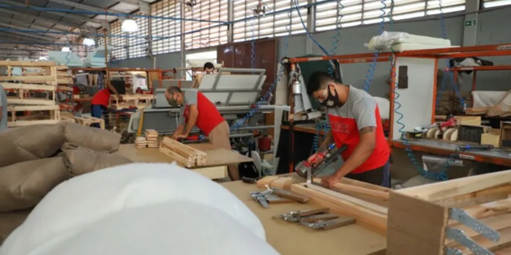 O número de pessoas desocupadas passou 617 mil para 318 mil no período, aponta o IBGE