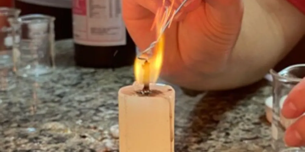 As atividades envolveram experimentos que resultaram em pequenas liberações de energia em forma de luz