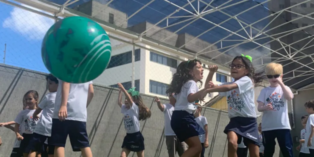 Nas salas de aula e nas áreas externas do colégio, os alunos tiveram uma semana intensa de imersão cultural e linguística, além de atividades que exploraram coordenação motora