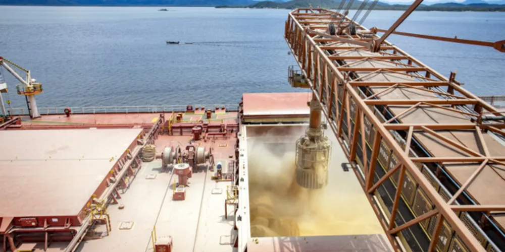 Com média de 1,2 mil caminhões por dia, movimentação nos portos do Paraná segue em ritmo normal