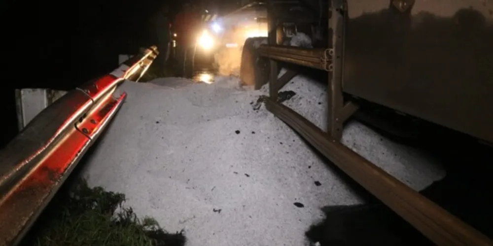 Caminhoneiro parou no acostamento e conseguiu desengatar a cabine do restante da carreta