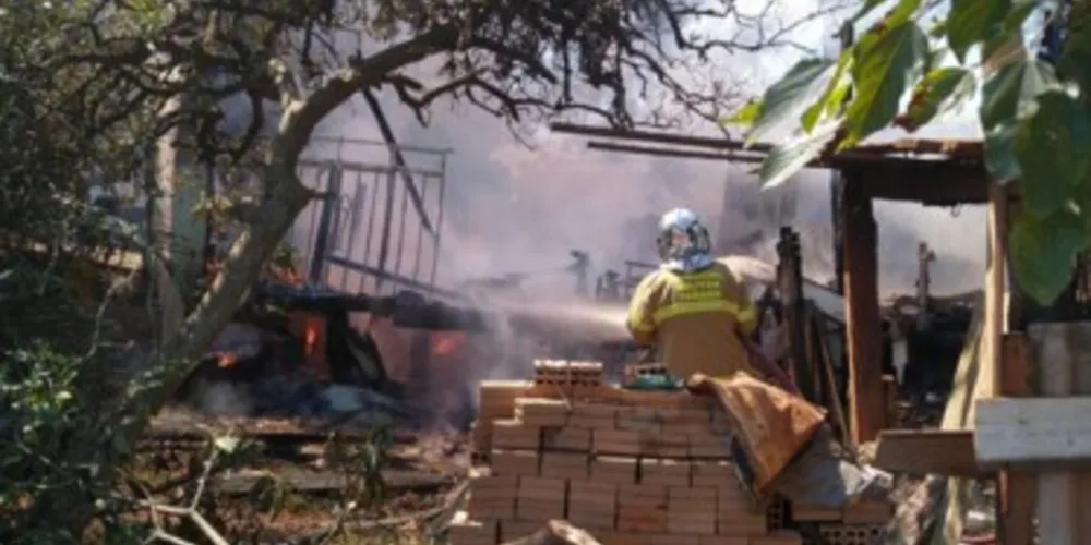 Muito embora os bombeiros tenham concluído o deslocamento em poucos minutos, não foi possível salvar a estrutura de madeira
