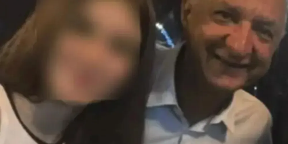 Foto tirada em 2021 com o prefeito e a adolescente com, então, 14 anos