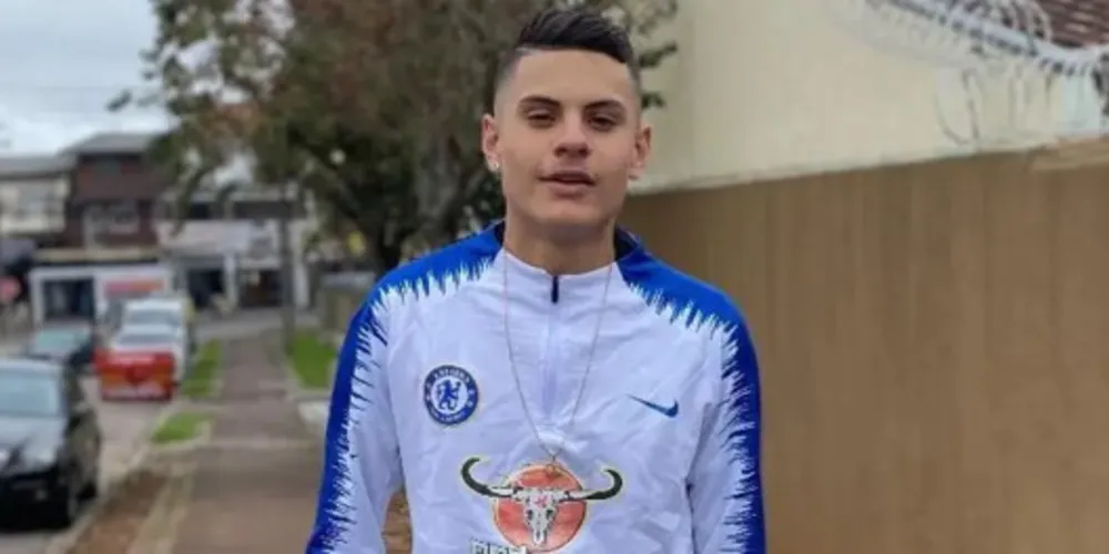 GM alega que jovem reagiu a abordagem e estava armado; moradores negam