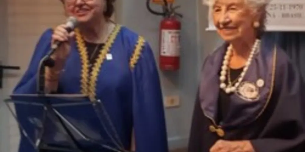 Luísa Cristina dos Santos Fontes, nova acadêmica da AFLP, e Neuza Helena Postiglione Mansani, presidente da Academia de Letras dos Campos Gerais