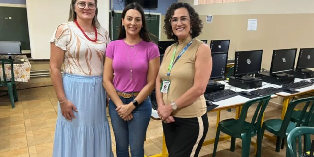 Deputada Mabel entregou computadores ao Colégio Cívico Militar Alcides Munhoz