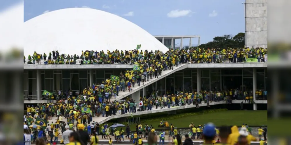 Manifestantes bolsonaristas invadem o Congresso Nacional em 8 de janeiro