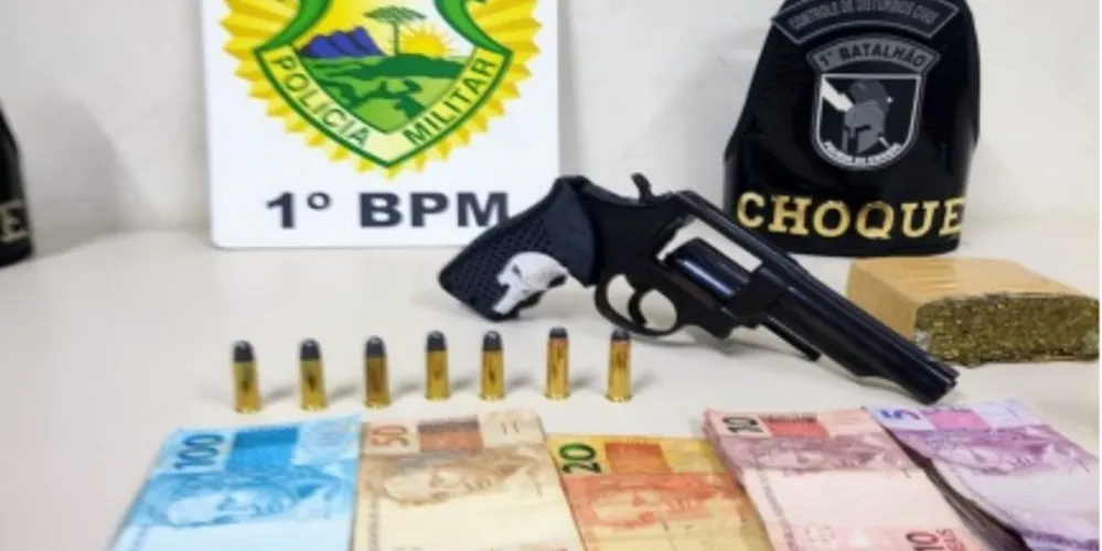 Além de drogas e arma, foram apreendidas munições e certa quantia em dinheiro