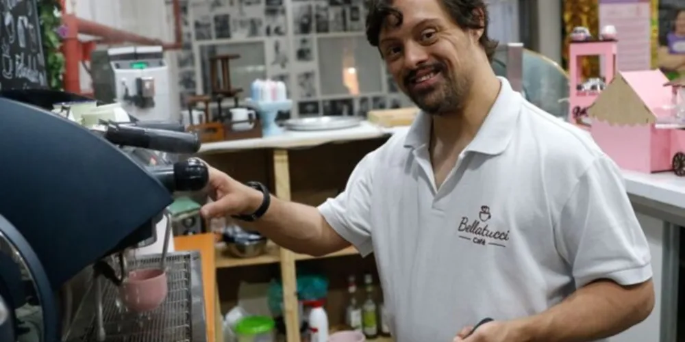 O barista Philippe Tavares, 31 anos, trabalha na Bellatucci Café, uma cafeteria inclusiva