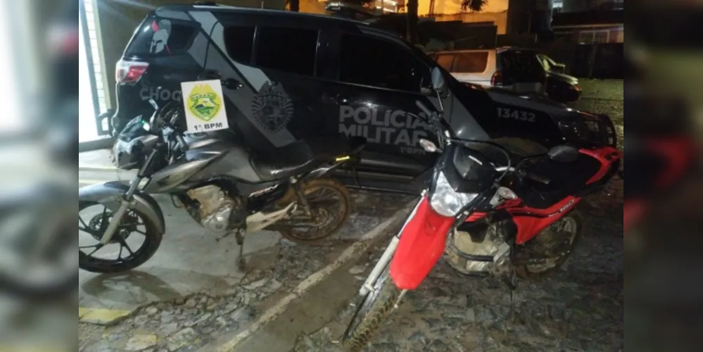 Motos foram encontradas sem placas em uma área de mata