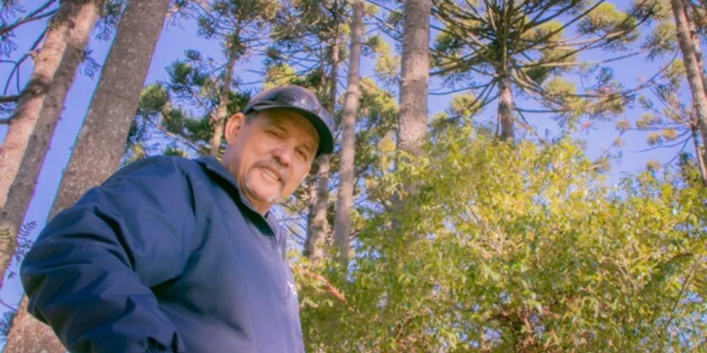 Nilton Ferreira (foto) trabalha na jardinagem do campus Uvaranas