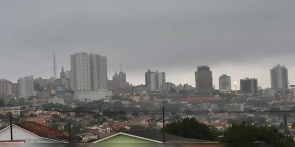 Entidade pede que a população monitore o tempo e, em caso de necessidade, se proteja em um local seguro