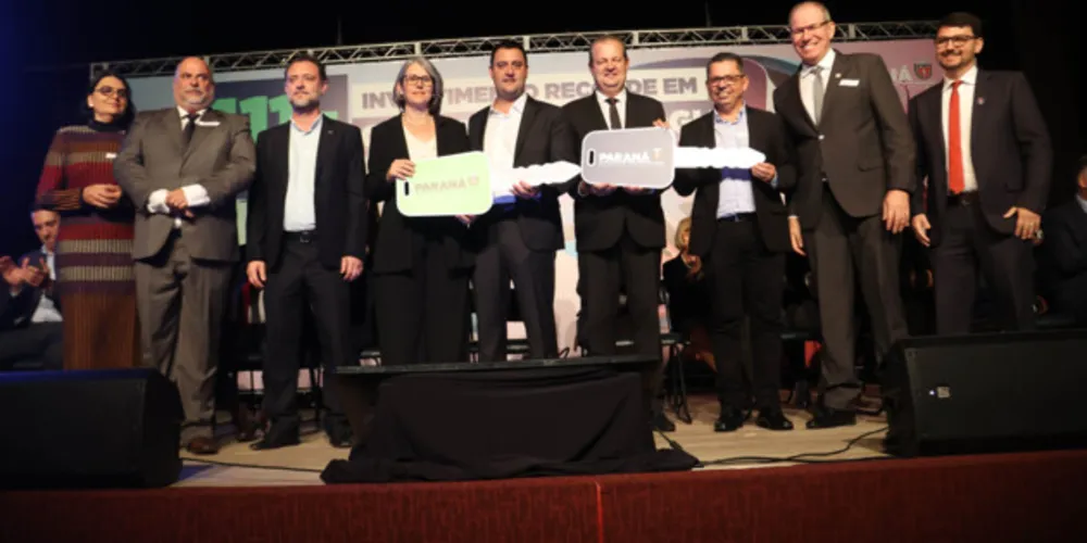 Reitores das universidades contempladas posam ao lado do governador em solenidade