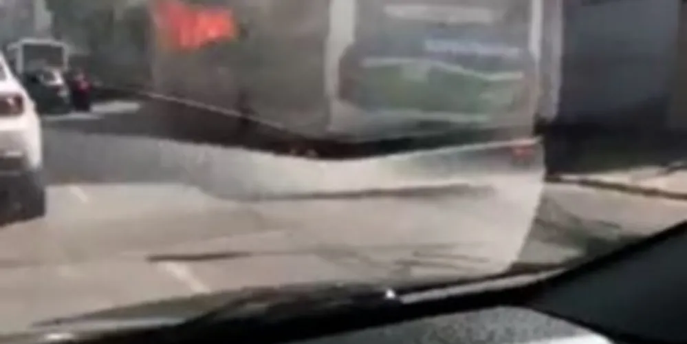 Pelo menos quatro pessoas ficaram feridas e sofreram queimaduras