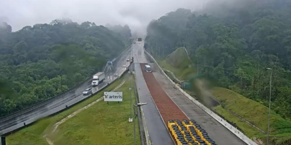 Motorista guiou o ônibus até a área de escape, instalada no km 667,3