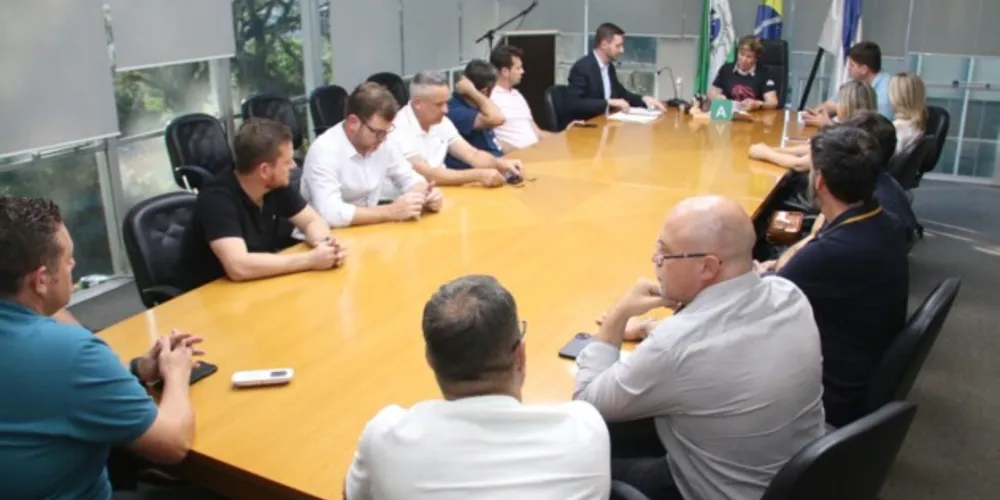 Novas obras estruturantes foram anunciadas pela prefeita Elizabeth, eu reunião com secretários