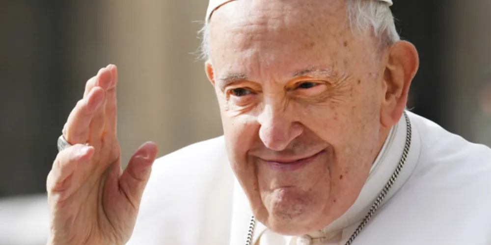 Vaticano não indicou por quanto tempo o papa Francisco ficará no hospital