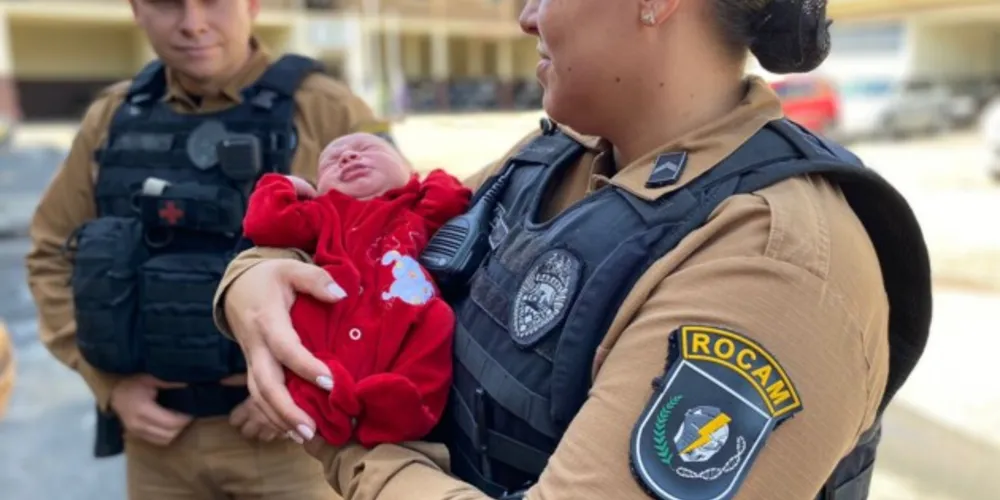 Luciana e o Arthur foram recepcionados por toda a CIROCAM, inclusive, ganhando um presente para o bebê