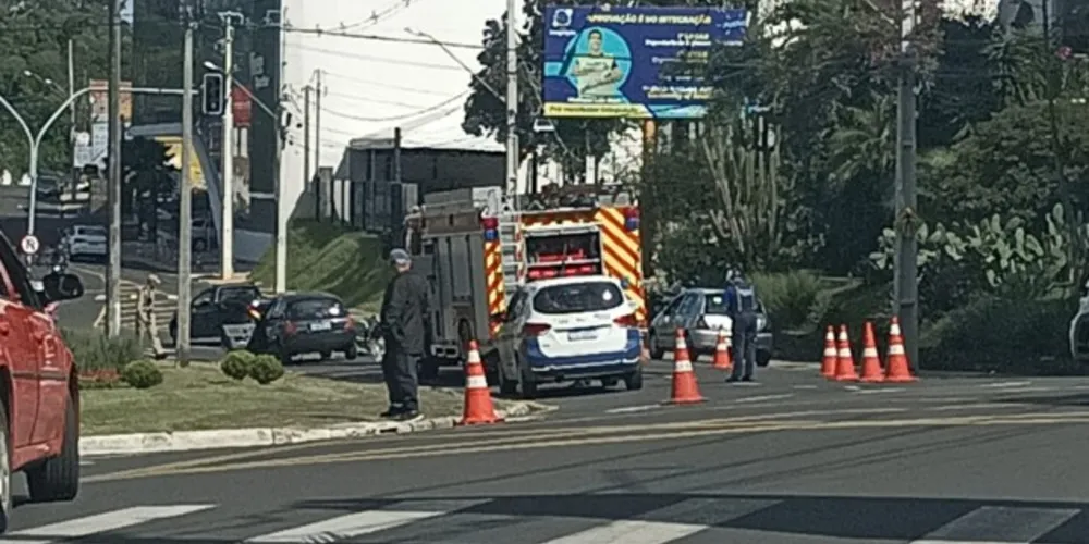 O incêndio aconteceu por volta das 14h. Bombeiros foram acionados para atender a ocorrência