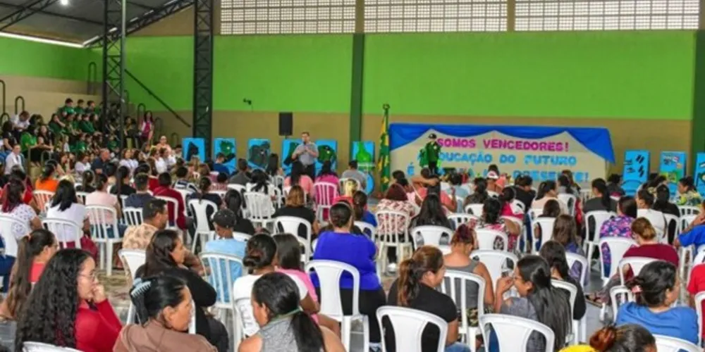 A secretária da SMECEL, Erla Mello, informou que a economia das famílias por aluno é de aproximadamente R$500 reais