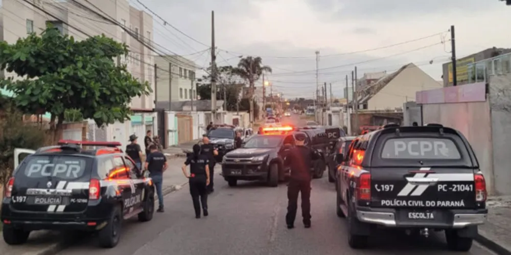 Durante a ação, foram apreendidas 300 gramas de maconha, uma porção de crack e uma pistola 9mm utilizada no crime
