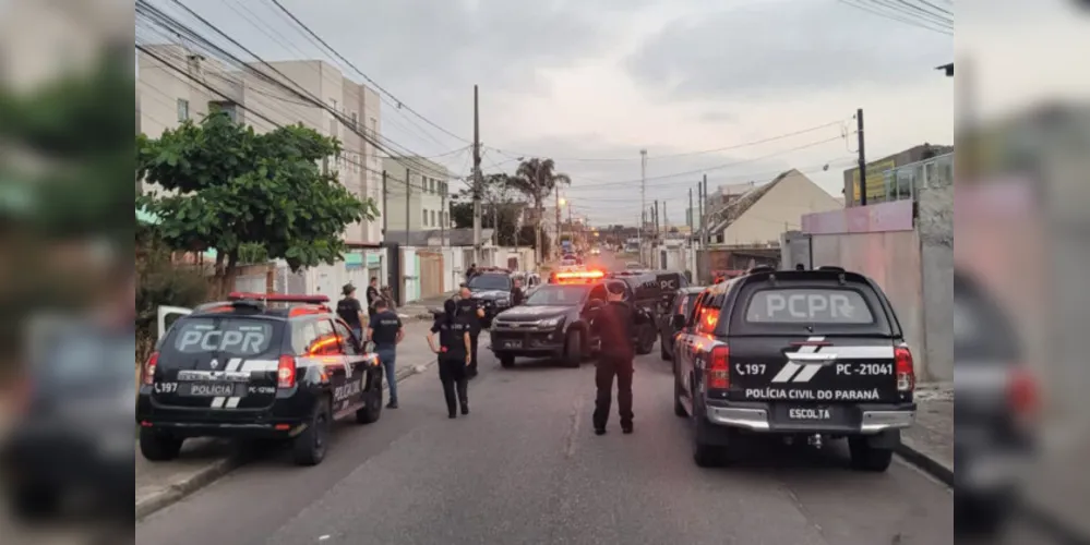 Durante a ação, foram apreendidas 300 gramas de maconha, uma porção de crack e uma pistola 9mm utilizada no crime