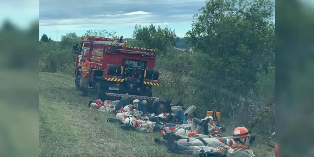 Foram três dias de trabalho, sob a orientação do Corpo de Bombeiros do Paraná