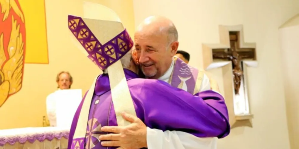 Dom Sergio dá o abraço de acolhida ao novo administrador