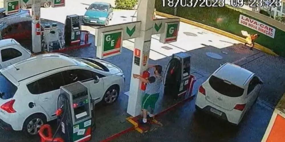 Os dois teriam discutido porque o frentista teria danificado a chave do carro após o abastecimento