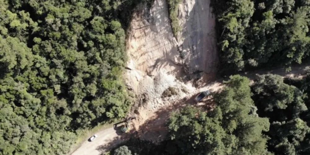 O local foi atingido por um escorregamento de material de grandes proporções