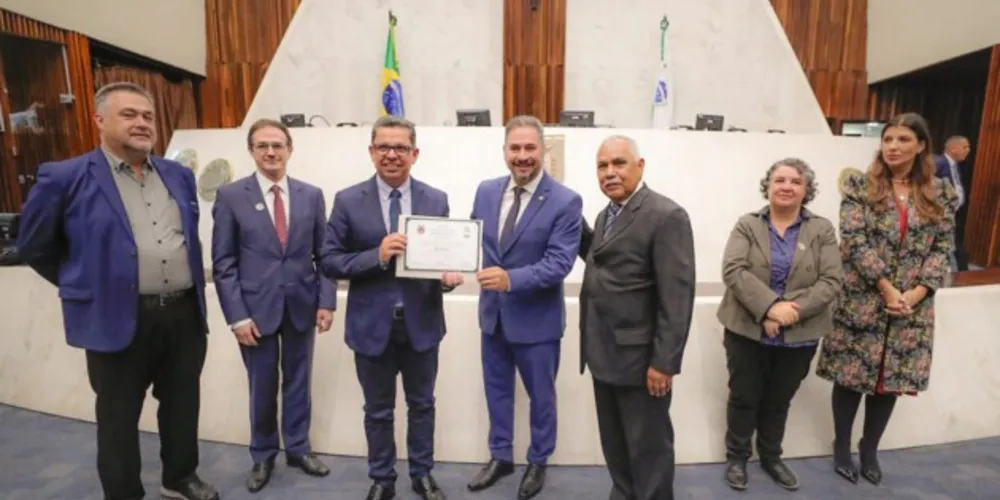 O reitor Miguel Sanches Neto recebeu a homenagem em nome da Universidade e destacou o papel dos servidores da instituição