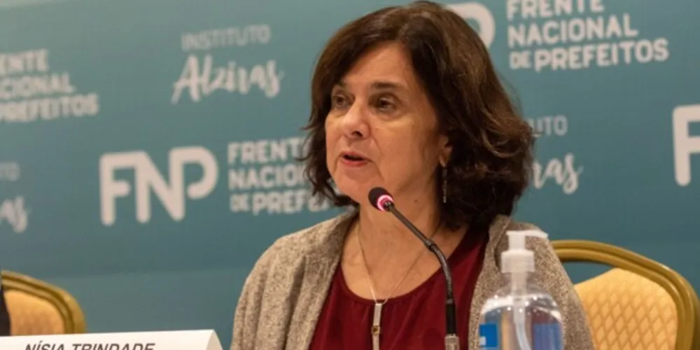 Nísia Trindade destacou que fim da pandemia não significa fim dos casos de Covid