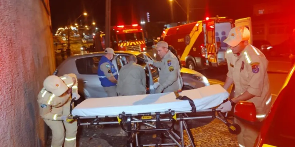 Socorristas do Siate prestaram atendimento ao condutor do carro