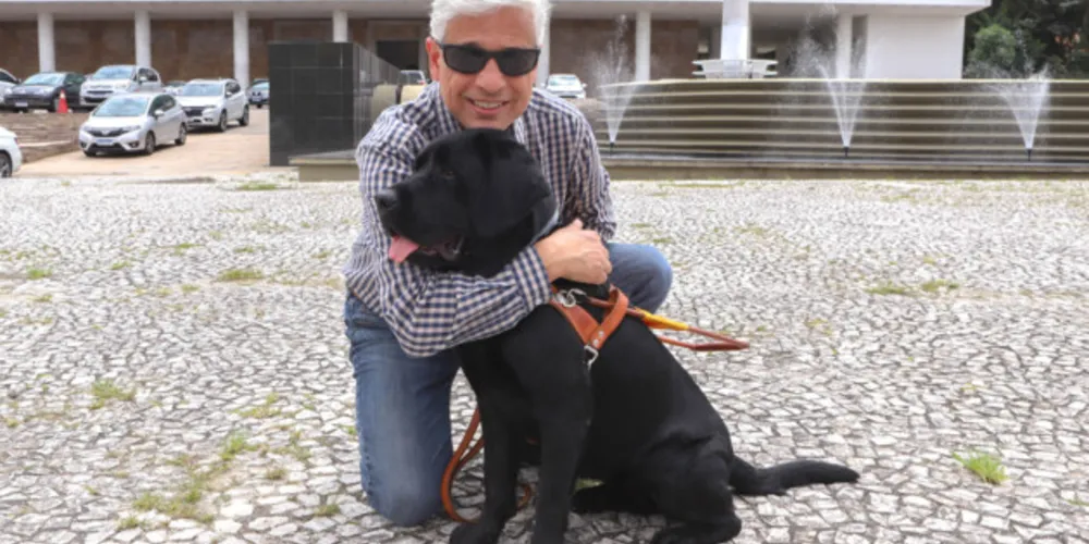 Conheça Rock e Roberto Leite, cão-guia e servidor cego que vão trabalhar no Governo do Paraná