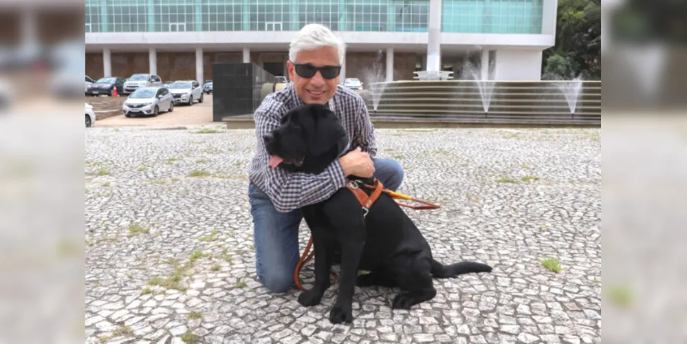 Conheça Rock e Roberto Leite, cão-guia e servidor cego que vão trabalhar no Governo do Paraná