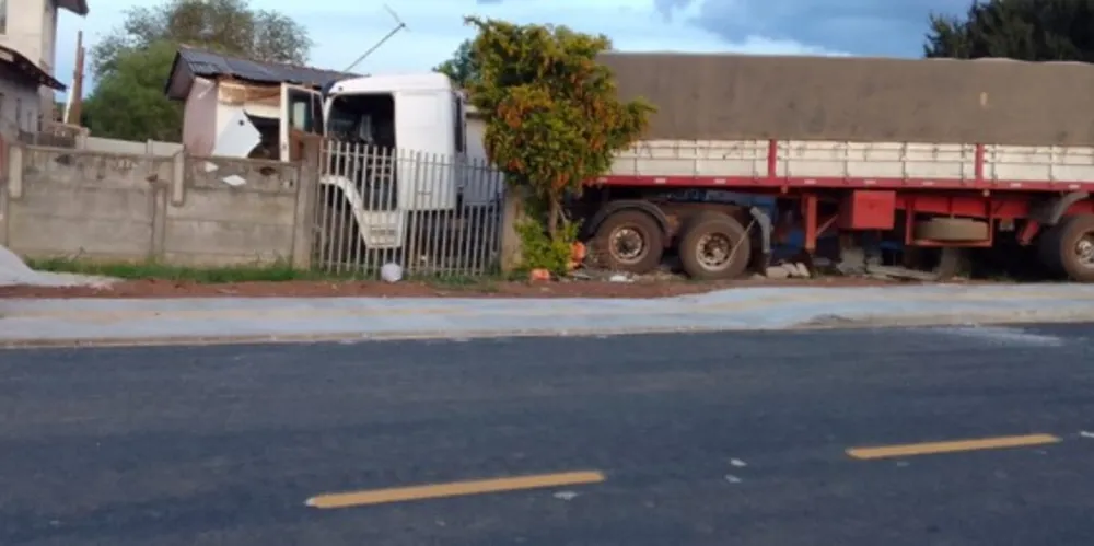 Carreta destruiu parte de um imóvel no Jardim Esplanada