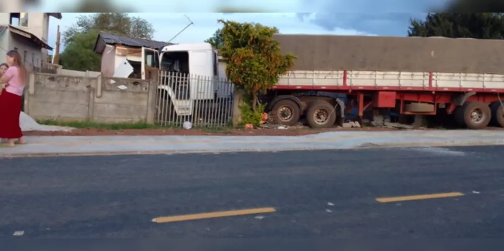 Carreta destruiu parte de um imóvel no Jardim Esplanada