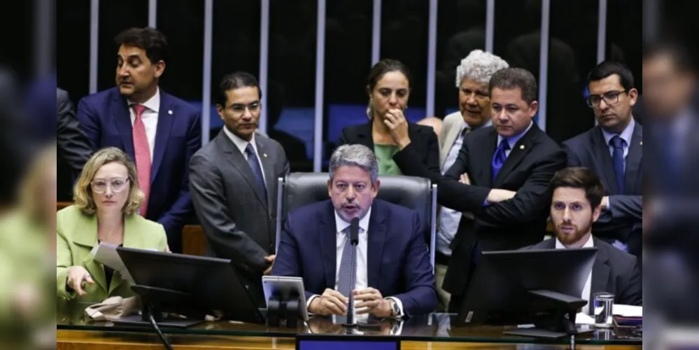 Arthur Lira (foto/centro) comunicou decisão no início da noite