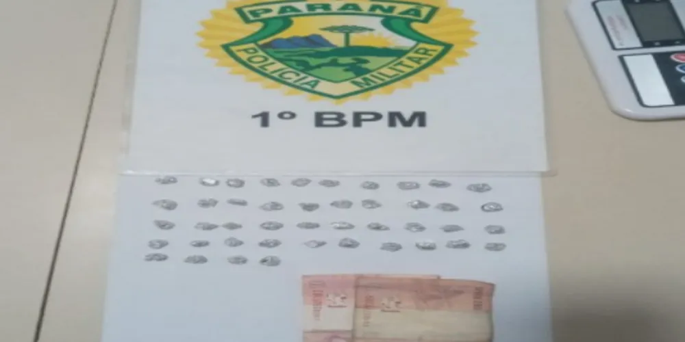 Pacotes prontos para a venda foram encontrados com os suspeitos