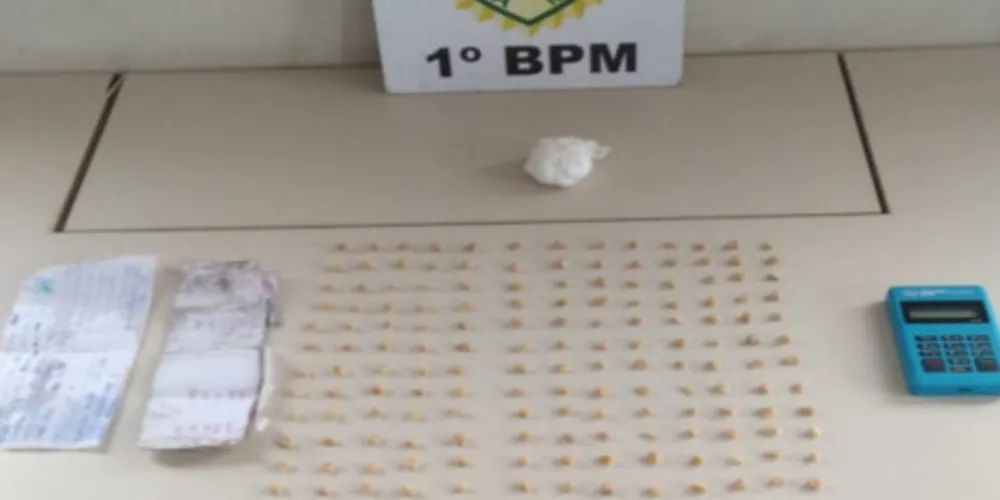 Além das dezenas de pedras, dinheiro e máquina de cartão foram apreendidos