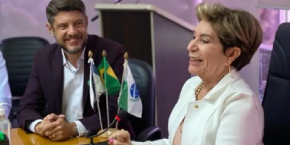 A prefeita Elizabeth Schmidt transmitiu o cargo para Capitão Saulo nesta terça-feira (28)