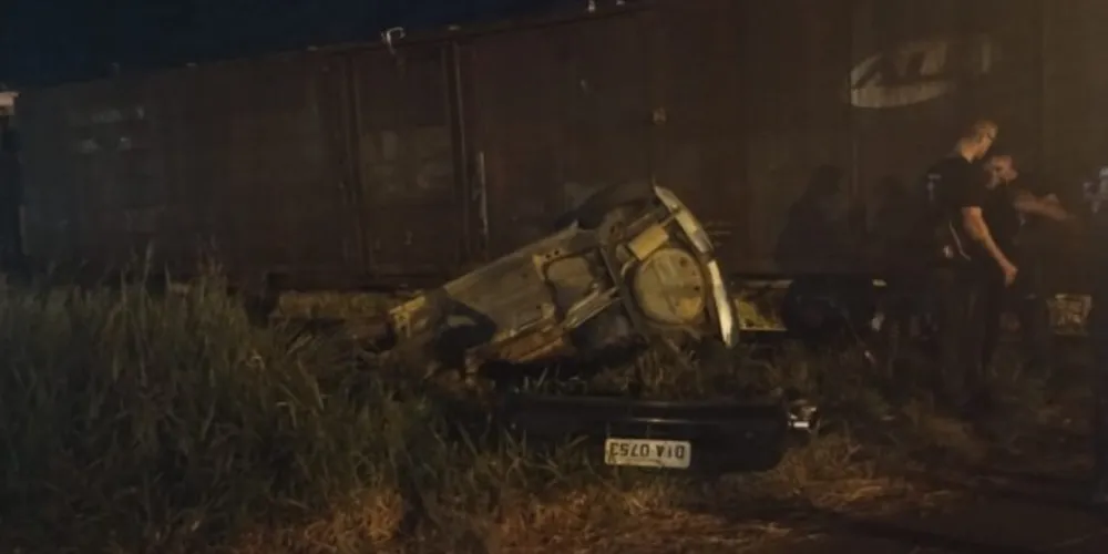 Carro foi destruído pelo trem na Vila Borato, em Ponta Grossa