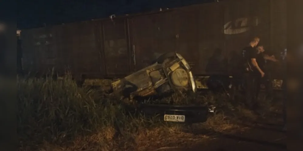 Carro foi destruído pelo trem na Vila Borato, em Ponta Grossa