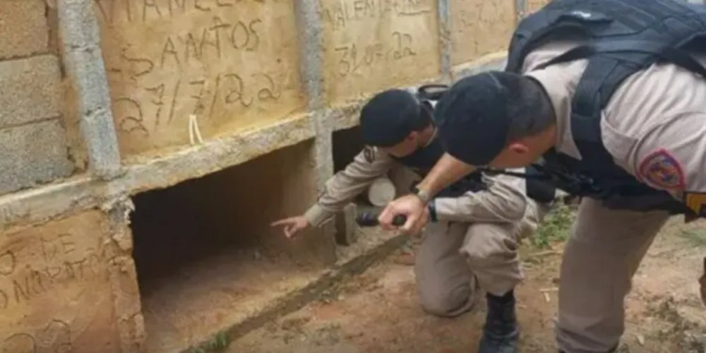 Os militares foram até o local e ouviram gritos de socorro vindos do sepulcro