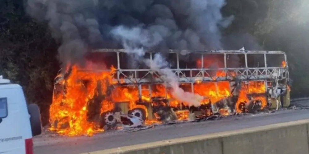 Ônibus de turismo pegou fogo na BR 277 na serra do mar Km 47 em Morretes