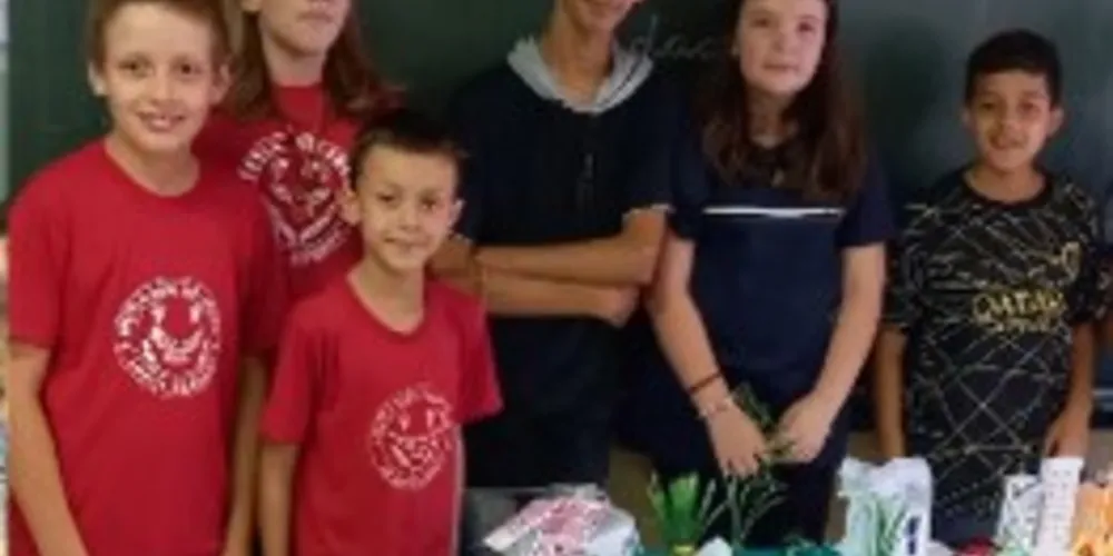 Foram feitas maquetes, cartazes e pesquisas visando aprofundar os estudos sobre o tema