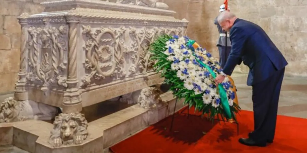 Ao colocar uma coroa de flores no túmulo de Luís de Camões, presidente Lula homenageava a base da relação, o idioma
